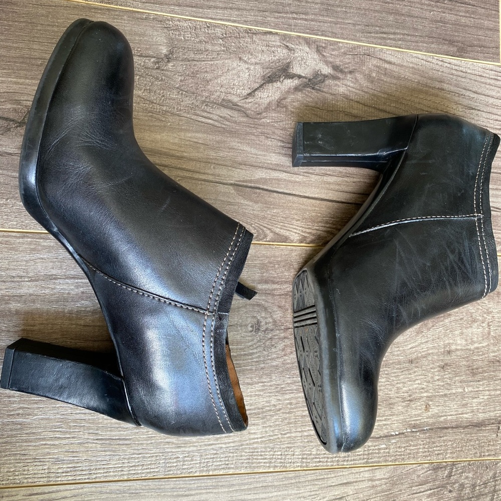 Naturalizer “Annabel” black heeled zip up leather ankle booties rubber heel - Picture 7 of 12